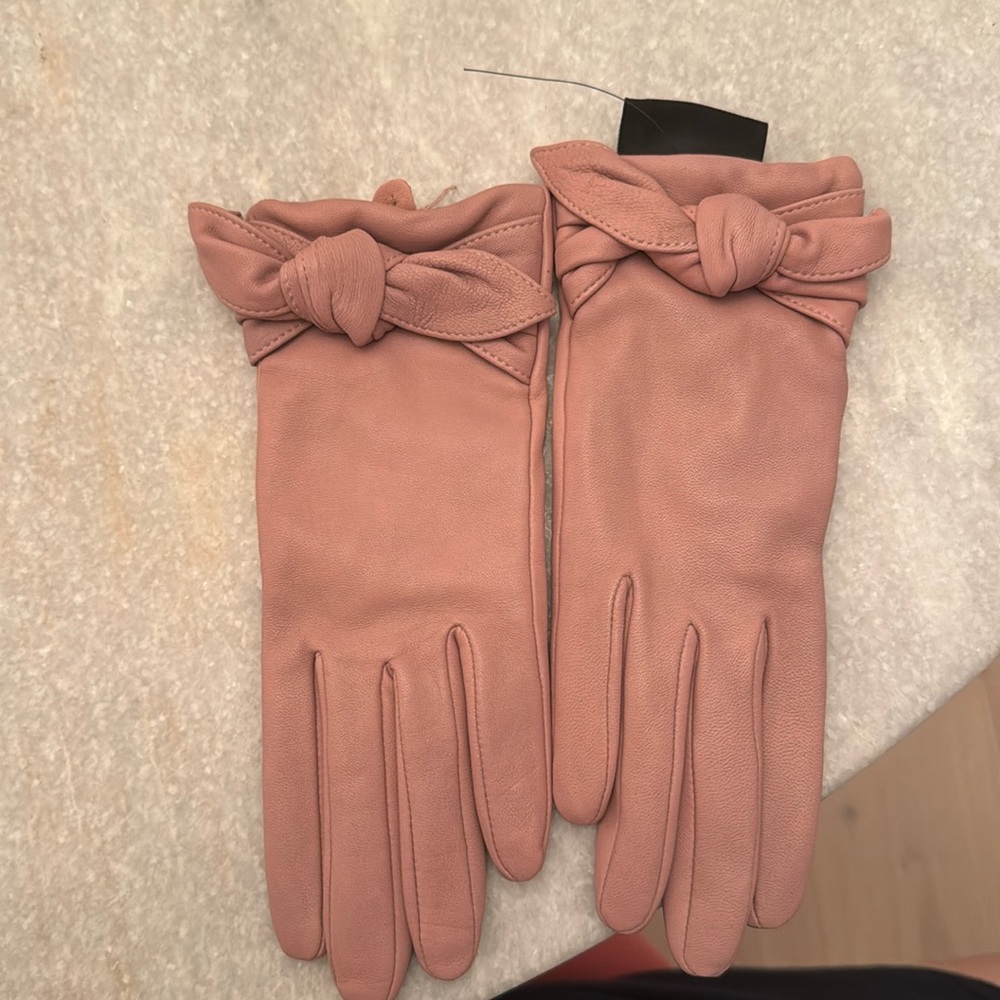 Brand new BADGLEY MISCHKA PINK LEATHER S/P GLOVES- STILL HAS PART OF TAG ON